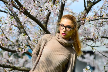Genç kız sakura bahçede poz