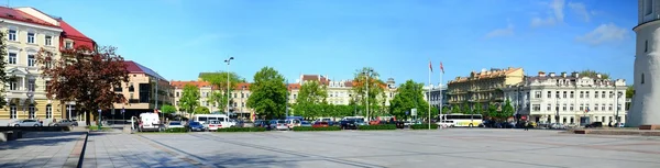 Uitzicht op de stad Vilnius in de buurt van kathedraal plaats op lente — Stockfoto