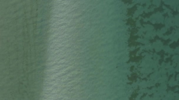 Κρυστάλλινα Καθαρά Γαλαζοπράσινα Νερά Θέα Από Ψηλά Αεροφωτογραφία Του Ωκεανού — Αρχείο Βίντεο