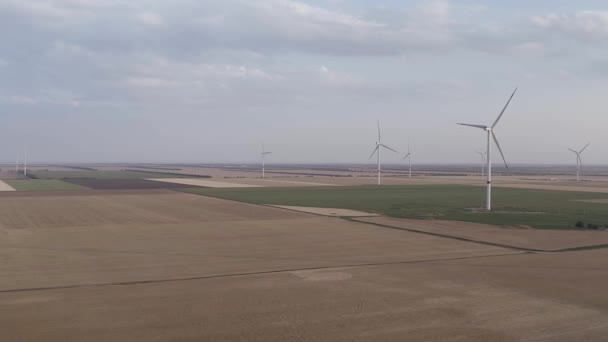 Ветряные Турбины Воздуха Возобновляемая Энергия Ветряные Мельницы Закате Красивые Пейзажи — стоковое видео