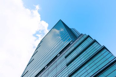 Warshawa, Polonya - 02.03.2020. Gökdelenin modern mimarisinin düşük açılı fotoğrafı. Polonya. Avrupa.