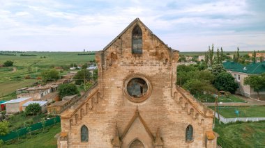 Stepovoe, Ukrayna, 30.05.2021. Aziz Peter ve Paul Kilisesi. Bahar günü Katolik Kilisesi 'nin ayinleri.