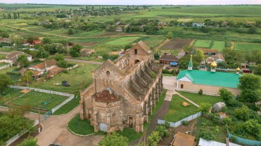 Stepovoe, Ukrayna, 30.05.2021. Aziz Peter ve Paul Kilisesi. Bahar günü Katolik Kilisesi 'nin ayinleri.