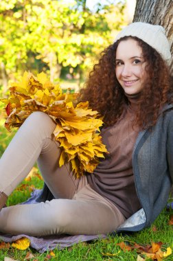 sonbaharda bir parkta oturan güzel zarif kadın