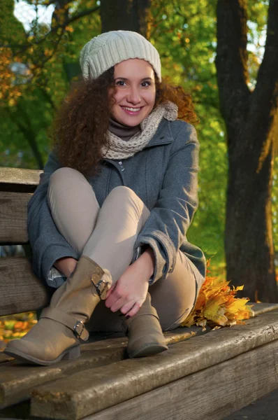 Bella donna elegante in un parco in autunno — Foto Stock