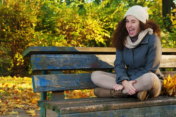 Krásná elegantní žena v parku na podzim — Stock fotografie