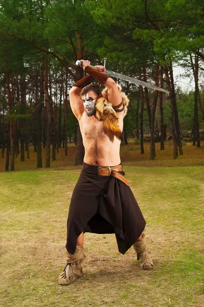Portrét svalnatý Starověký bojovník s mečem — Stock fotografie