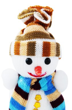 örgü şapka ve atkı beyaz zemin üzerine izole mutlu kardan adam