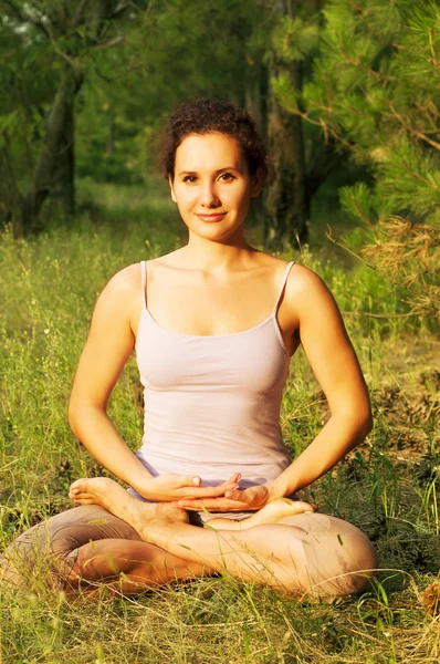 Mujer joven practicando yoga en el bosque —  Fotos de Stock