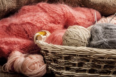 çok renkli iplik topları ehlileştirmek üzerinde hasır sepet içinde