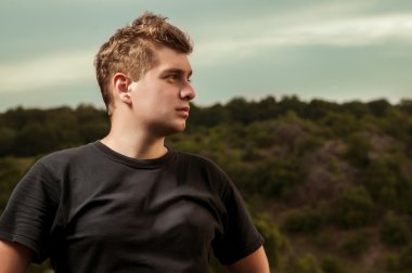 genç adam ayakta dışında