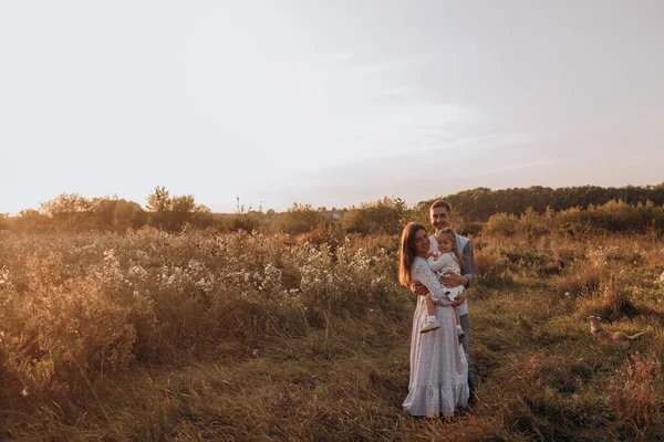 Família Com Cão Andando Livre Pôr Sol — Fotografia de Stock