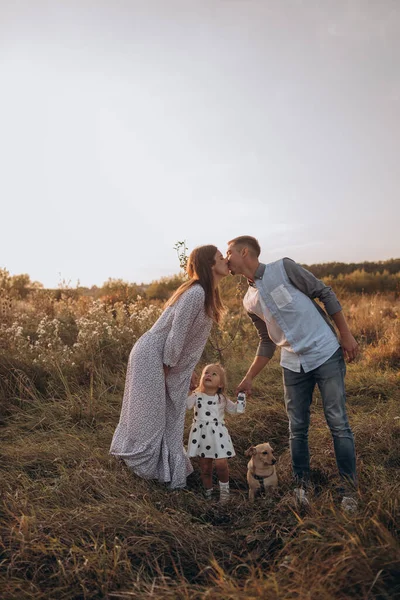 Família Com Cão Andando Livre Pôr Sol — Fotografia de Stock