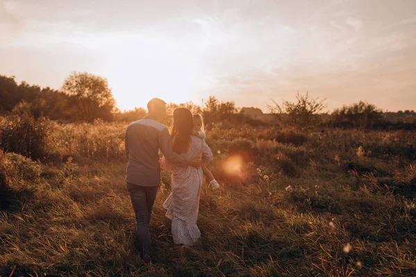 Pai Família Feliz Mãe Filha Com Cão Andando Natureza Pôr — Fotografia de Stock