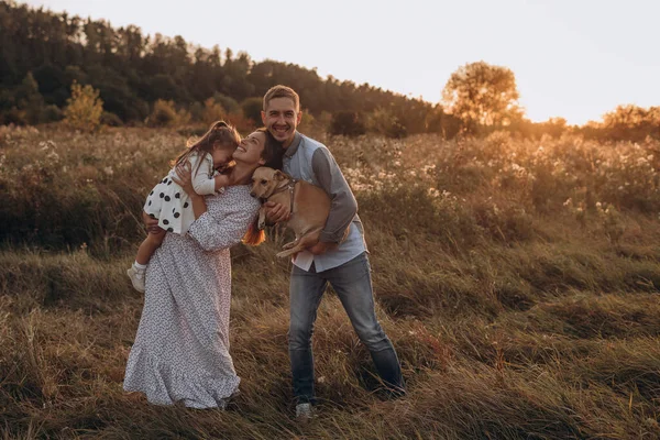 Familia Feliz Padre Madre Hija Con Perro Paseando Por Naturaleza —  Fotos de Stock