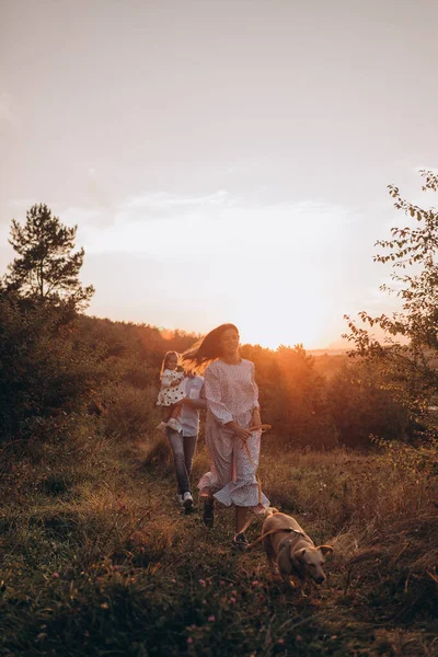 Glücklicher Familienvater Und Mutter Und Tochter Mit Hund Spazieren Bei — Stockfoto