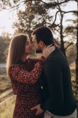 Karı koca dışarıda vakit geçirirken öpüşüyorlar.