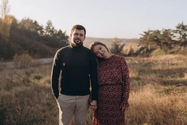 Pasangan Muda Hamil Cantik Bahagia Berjalan Lapangan Musim Gugur — Stok Foto