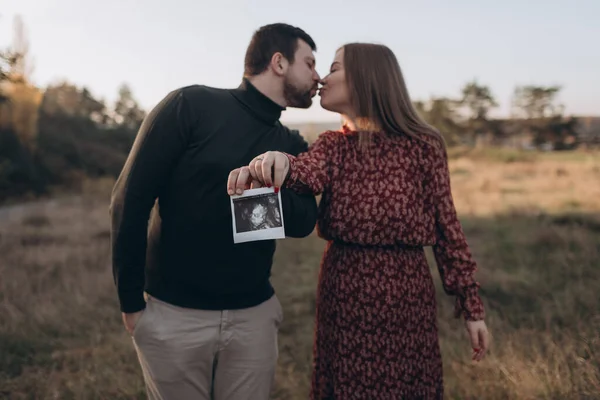 Bebek Ultrason Fotoğrafı Olan Mutlu Genç Çift — Stok fotoğraf