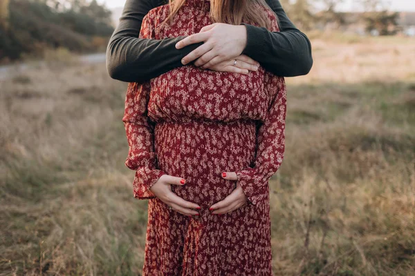 Mulher Grávida Bonita Seu Marido Abraçando Barriga Fundo Natureza Paisagem — Fotografia de Stock