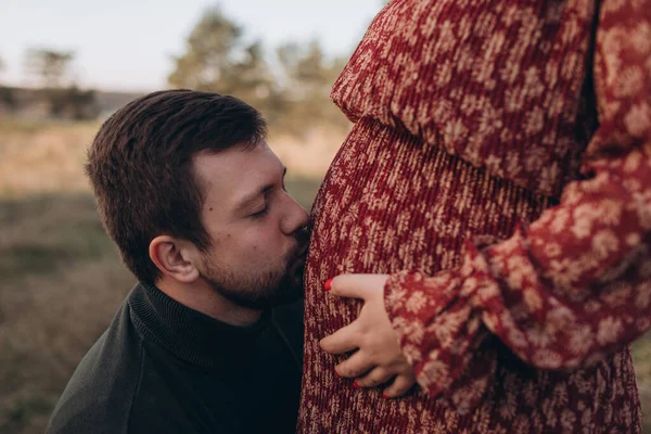 Barriga Uma Mulher Grávida Homem Feliz Futuro Pai — Fotografia de Stock