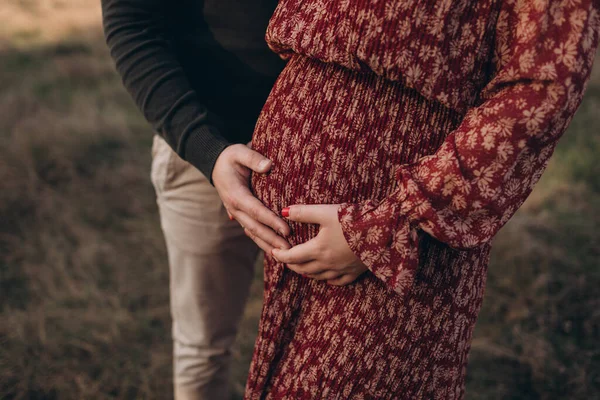 Vientre Una Mujer Embarazada Hombre Feliz Futuro Padre —  Fotos de Stock