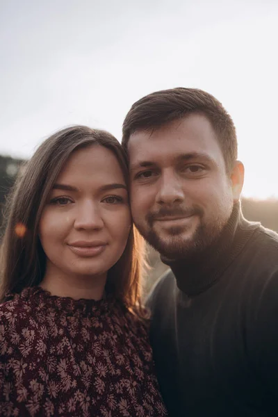 Vackra Unga Gravida Glada Par Promenader Höstfältet — Stockfoto