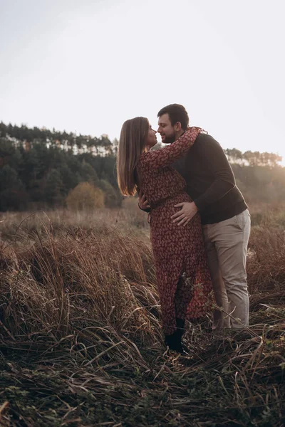 Mann Und Schwangere Frau Küssen Sich Während Sie Die Gemeinsame — Stockfoto