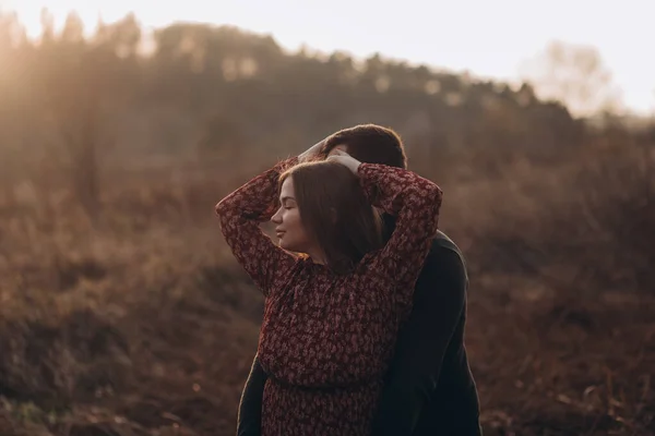 Hermosa Mujer Embarazada Marido Abrazando Vientre Fondo Naturaleza Paisaje Otoñal —  Fotos de Stock