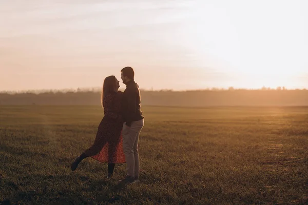 Mann Und Schwangere Frau Spazieren Bei Sonnenuntergang Außenbereich — Stockfoto