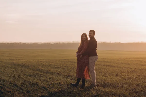 Husband His Pregnant Wife Walking Sunset Field — Stock Photo, Image