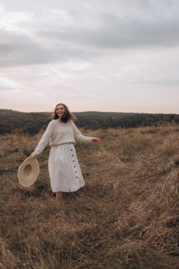 Dışarıda gün batımında yürüyen hamile bir kadın.. 