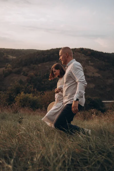 Jovem Feliz Casal Grávida Andando Uma Montanha — Fotografia de Stock