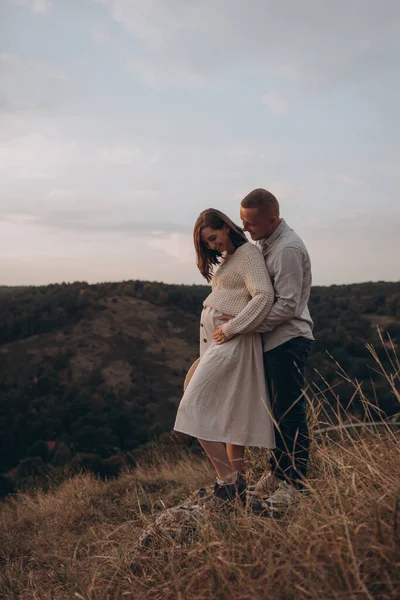 Jovem Marido Feliz Abraçando Sua Esposa Grávida Segurando Barriga Colisão — Fotografia de Stock