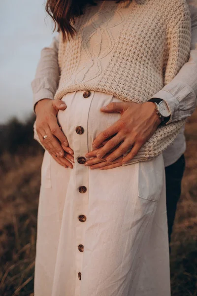 快乐的年轻丈夫拥抱着他怀孕的妻子 抱着肚子痛 — 图库照片