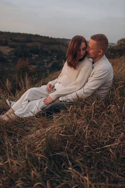 Feliz Joven Pareja Embarazada Besándose Cima Una Montaña Con Cielo — Foto de Stock