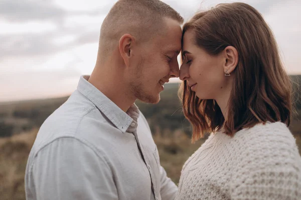 Jovem Feliz Casal Grávida Beijando Topo Uma Montanha Com Céu — Fotografia de Stock