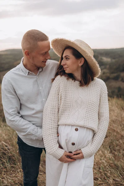 Jovem Marido Feliz Abraçando Sua Esposa Grávida Segurando Barriga Colisão — Fotografia de Stock