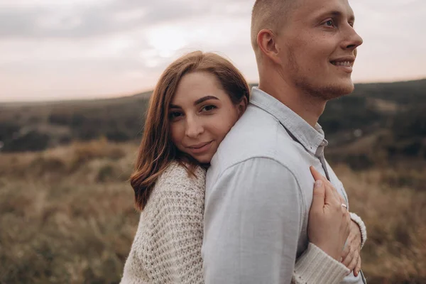 Marido Esposa Embarazada Están Caminando Atardecer Campo Exterior Tema Romántico — Foto de Stock