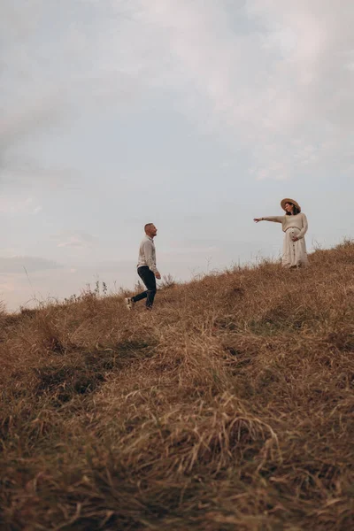 Glückliches Junges Schwangeres Paar Fuß Auf Einem Berg — Stockfoto