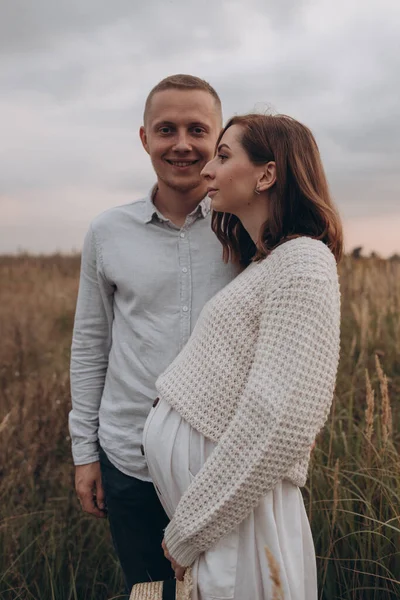 Marido Esposa Embarazada Están Caminando Atardecer Campo Exterior Tema Romántico — Foto de Stock