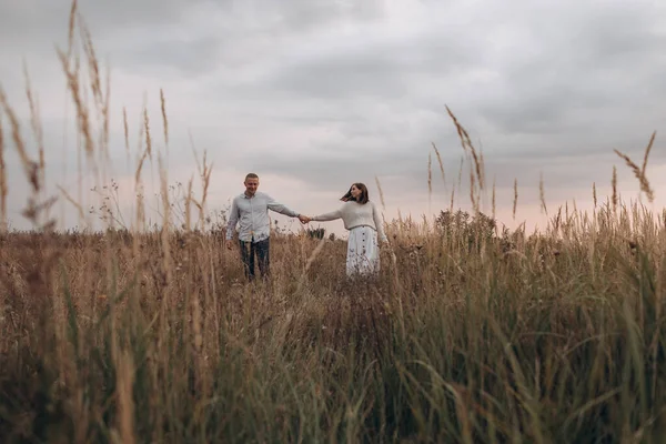 Jovem Feliz Casal Grávida Andando Uma Montanha — Fotografia de Stock