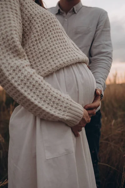 Glücklich Junger Mann Umarmt Seine Schwangere Frau Und Hält Bauch — Stockfoto