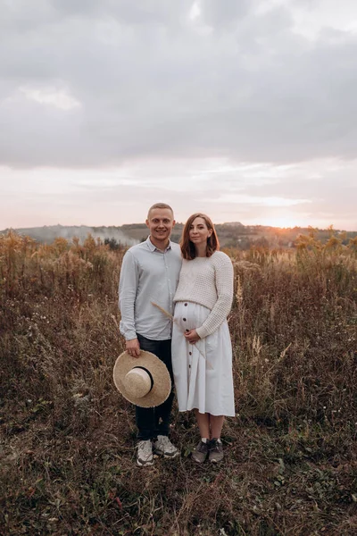 Feliz Joven Embarazada Pareja Caminando Una Montaña —  Fotos de Stock