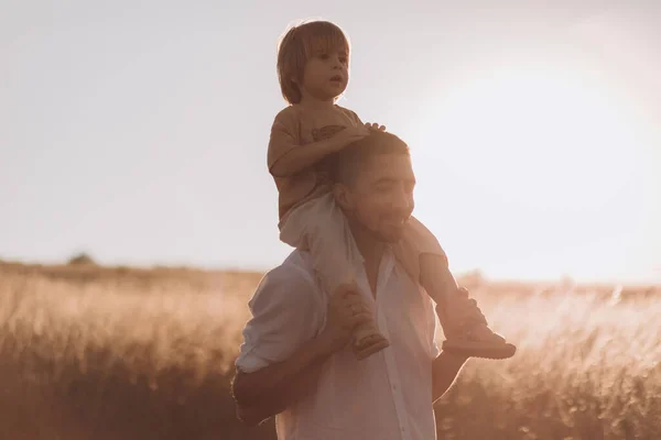 Liten Pojke Leker Med Pappa Sommaren Vid Solnedgången Fältet — Stockfoto