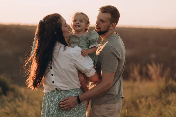 Happy Family Walks Park Sunset Mom Dad Baby Healthy Family — Stock Photo, Image