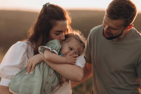 Happy Family Walks Park Sunset Mom Dad Baby Healthy Family — Stock Photo, Image