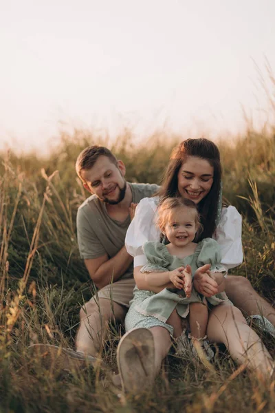 Feliz Família Caminha Parque Pôr Sol Mãe Pai Bebé Família — Fotografia de Stock