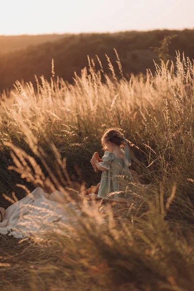 Petite Fille Caucasienne Robe Promène Dans Parc Aux Rayons Soleil — Photo