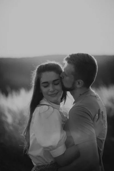 Jovem Casal Feliz Amor Abraçando Segurando Mãos Lindamente Nas Montanhas — Fotografia de Stock